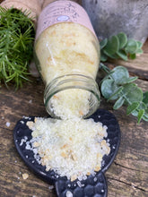 Load image into Gallery viewer, Vanilla & Oatmeal Foaming Bath Salts